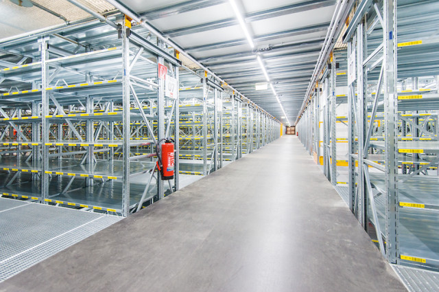 SCAFFALATURA CON RIPIANI